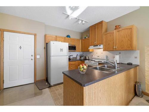 334-1920 14 Avenue Ne, Calgary, AB - Indoor Photo Showing Kitchen With Double Sink