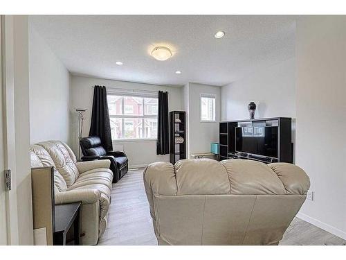 607-355 Nolancrest Heights Nw, Calgary, AB - Indoor Photo Showing Living Room