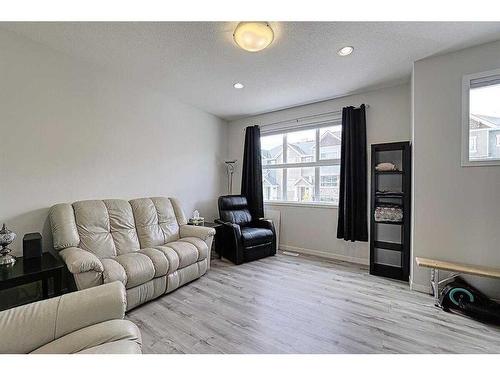 607-355 Nolancrest Heights Nw, Calgary, AB - Indoor Photo Showing Living Room