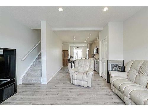 607-355 Nolancrest Heights Nw, Calgary, AB - Indoor Photo Showing Living Room