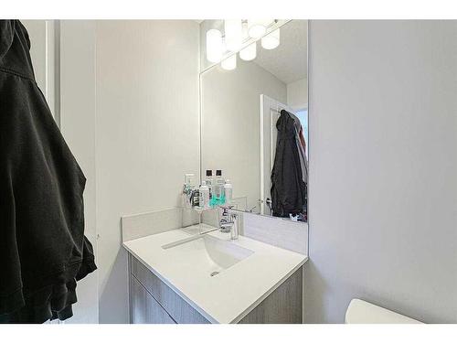 607-355 Nolancrest Heights Nw, Calgary, AB - Indoor Photo Showing Bathroom