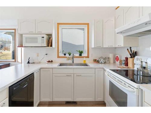 147 Elizabeth Way Se, Airdrie, AB - Indoor Photo Showing Kitchen