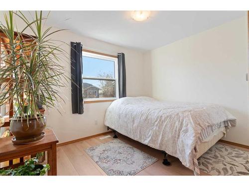 147 Elizabeth Way Se, Airdrie, AB - Indoor Photo Showing Bedroom