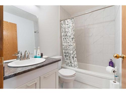 147 Elizabeth Way Se, Airdrie, AB - Indoor Photo Showing Bathroom