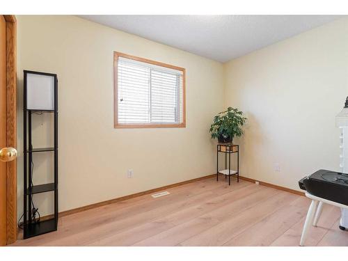 147 Elizabeth Way Se, Airdrie, AB - Indoor Photo Showing Other Room