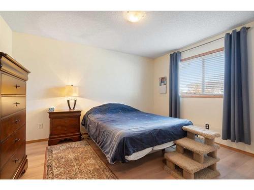 147 Elizabeth Way Se, Airdrie, AB - Indoor Photo Showing Bedroom