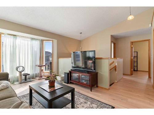 147 Elizabeth Way Se, Airdrie, AB - Indoor Photo Showing Living Room