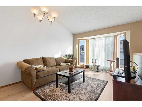 147 Elizabeth Way Se, Airdrie, AB - Indoor Photo Showing Living Room