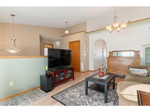 147 Elizabeth Way Se, Airdrie, AB - Indoor Photo Showing Living Room