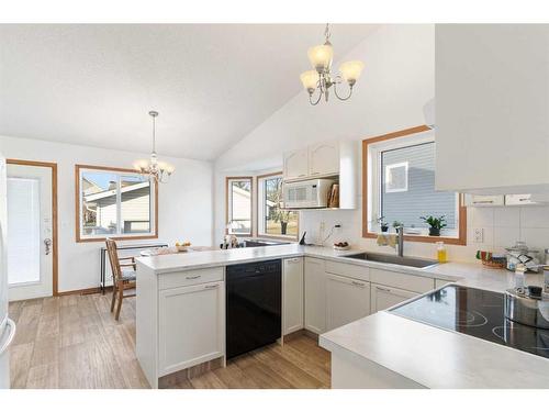 147 Elizabeth Way Se, Airdrie, AB - Indoor Photo Showing Kitchen