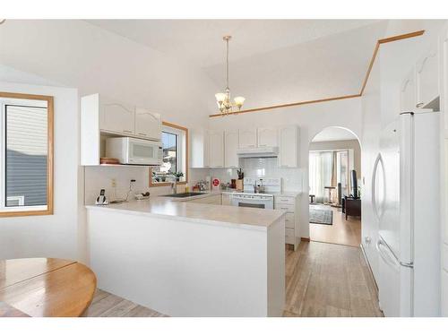 147 Elizabeth Way Se, Airdrie, AB - Indoor Photo Showing Kitchen