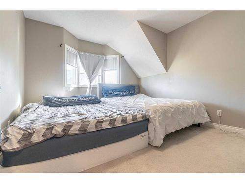 195 Cedarwood Lane Sw, Calgary, AB - Indoor Photo Showing Bedroom