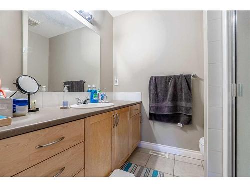 195 Cedarwood Lane Sw, Calgary, AB - Indoor Photo Showing Bathroom