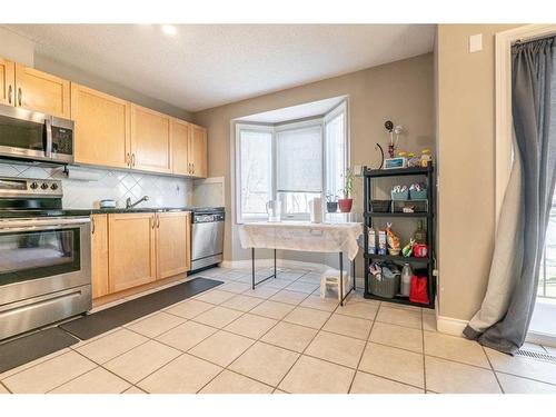 195 Cedarwood Lane Sw, Calgary, AB - Indoor Photo Showing Kitchen