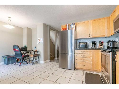 195 Cedarwood Lane Sw, Calgary, AB - Indoor Photo Showing Kitchen