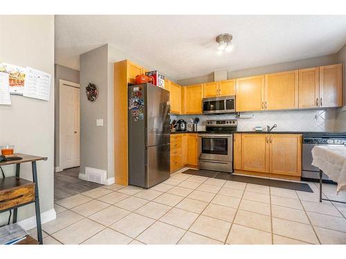 195 Cedarwood Lane Sw, Calgary, AB - Indoor Photo Showing Kitchen