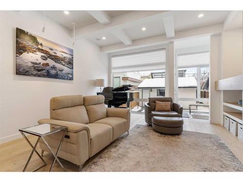 1806 Broadview Road Nw, Calgary, AB - Indoor Photo Showing Living Room