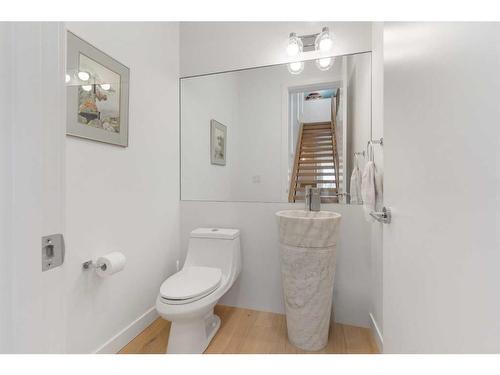 1806 Broadview Road Nw, Calgary, AB - Indoor Photo Showing Bathroom