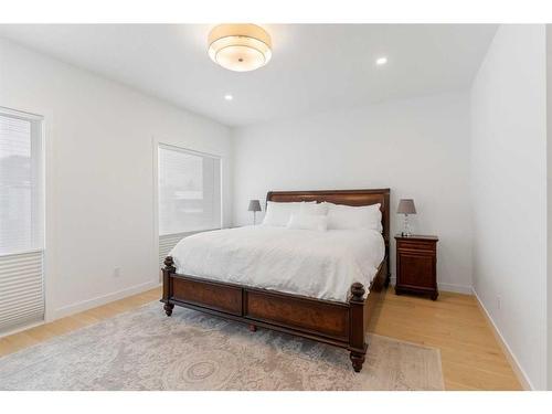 1806 Broadview Road Nw, Calgary, AB - Indoor Photo Showing Bedroom