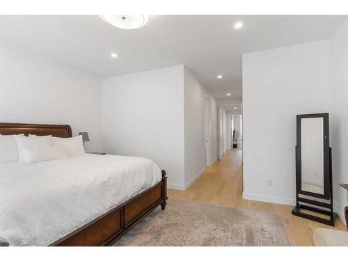 1806 Broadview Road Nw, Calgary, AB - Indoor Photo Showing Bedroom