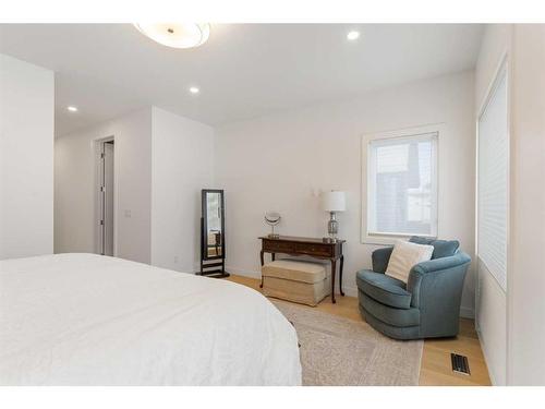 1806 Broadview Road Nw, Calgary, AB - Indoor Photo Showing Bedroom