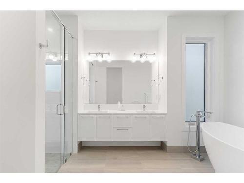 1806 Broadview Road Nw, Calgary, AB - Indoor Photo Showing Bathroom