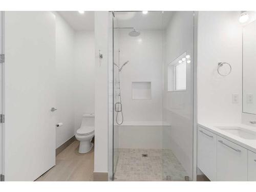 1806 Broadview Road Nw, Calgary, AB - Indoor Photo Showing Bathroom