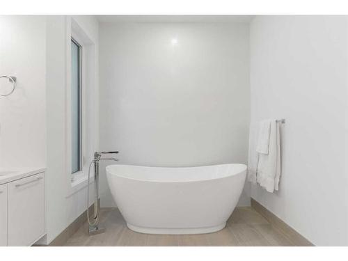 1806 Broadview Road Nw, Calgary, AB - Indoor Photo Showing Bathroom