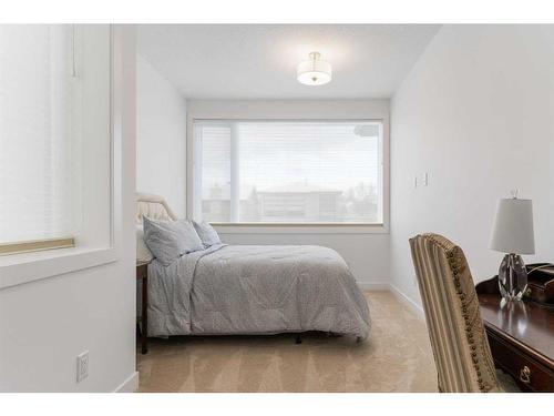 1806 Broadview Road Nw, Calgary, AB - Indoor Photo Showing Bedroom