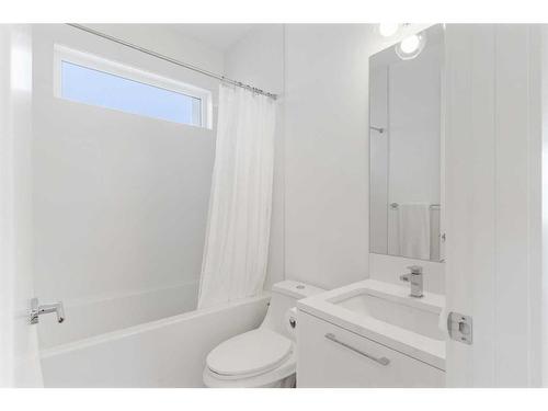 1806 Broadview Road Nw, Calgary, AB - Indoor Photo Showing Bathroom