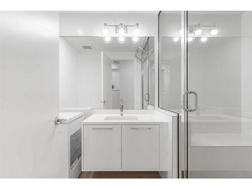 1806 Broadview Road Nw, Calgary, AB - Indoor Photo Showing Bathroom