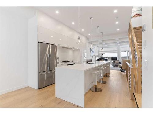 1806 Broadview Road Nw, Calgary, AB - Indoor Photo Showing Kitchen With Upgraded Kitchen