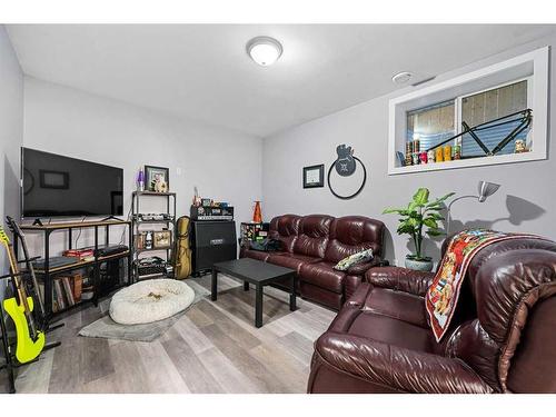 391 Bayview Way Sw, Airdrie, AB - Indoor Photo Showing Living Room