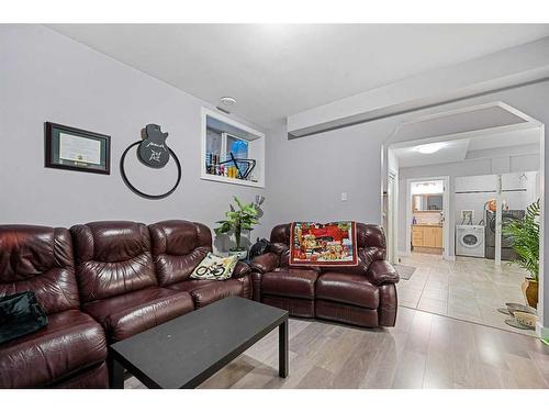 391 Bayview Way Sw, Airdrie, AB - Indoor Photo Showing Living Room