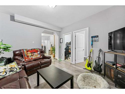 391 Bayview Way Sw, Airdrie, AB - Indoor Photo Showing Living Room