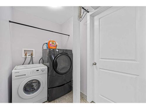 391 Bayview Way Sw, Airdrie, AB - Indoor Photo Showing Laundry Room