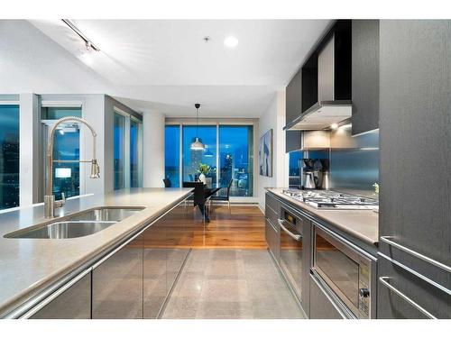 1806-433 11 Avenue Se, Calgary, AB - Indoor Photo Showing Kitchen With Double Sink