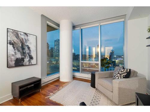 1806-433 11 Avenue Se, Calgary, AB - Indoor Photo Showing Living Room