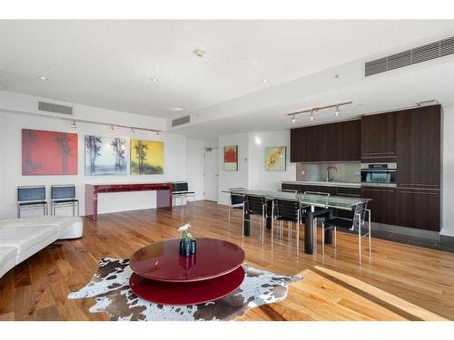 1806-433 11 Avenue Se, Calgary, AB - Indoor Photo Showing Living Room