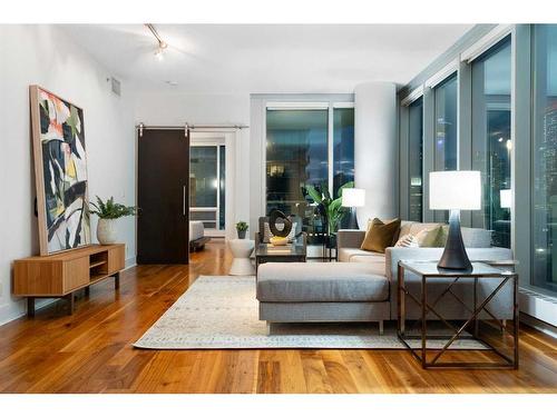 1806-433 11 Avenue Se, Calgary, AB - Indoor Photo Showing Living Room