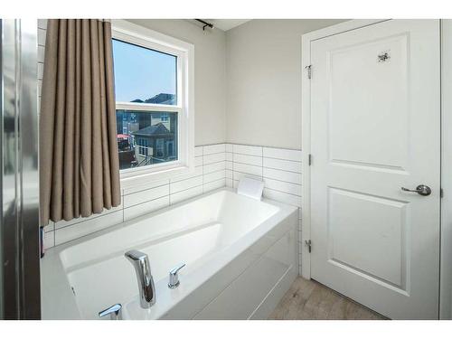 338 Evansglen Drive Nw, Calgary, AB - Indoor Photo Showing Bathroom