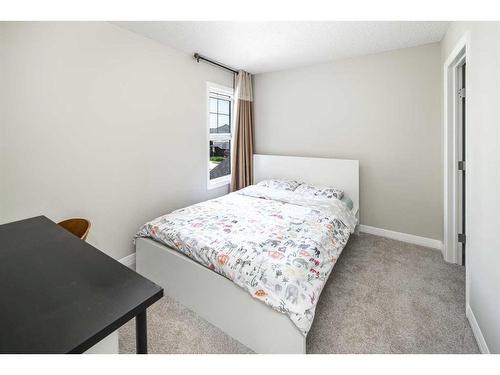 338 Evansglen Drive Nw, Calgary, AB - Indoor Photo Showing Bedroom