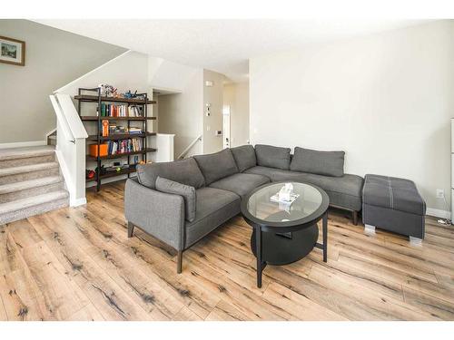 338 Evansglen Drive Nw, Calgary, AB - Indoor Photo Showing Living Room