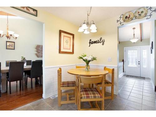 424 Flett Drive Ne, Airdrie, AB - Indoor Photo Showing Dining Room