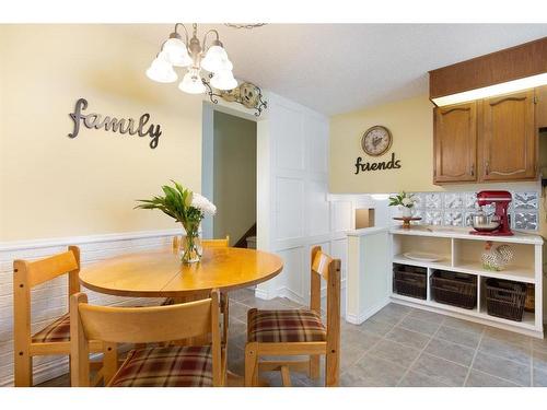 424 Flett Drive Ne, Airdrie, AB - Indoor Photo Showing Dining Room