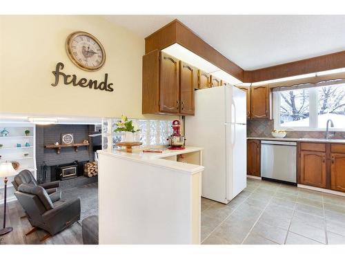 424 Flett Drive Ne, Airdrie, AB - Indoor Photo Showing Kitchen