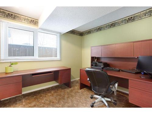 424 Flett Drive Ne, Airdrie, AB - Indoor Photo Showing Office