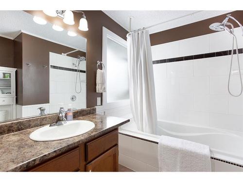 424 Flett Drive Ne, Airdrie, AB - Indoor Photo Showing Bathroom