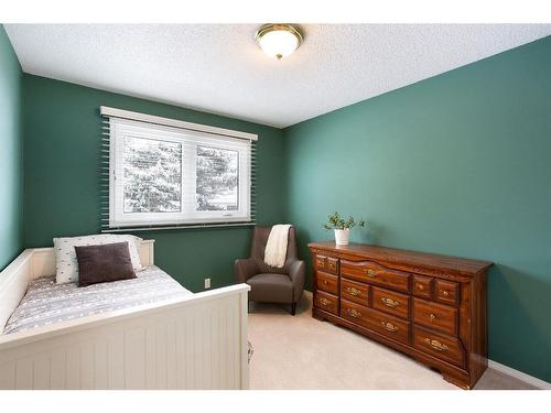 424 Flett Drive Ne, Airdrie, AB - Indoor Photo Showing Bedroom