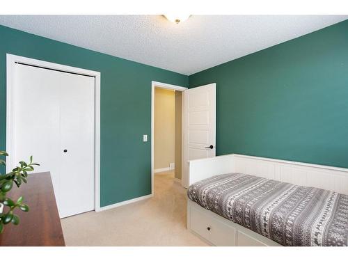 424 Flett Drive Ne, Airdrie, AB - Indoor Photo Showing Bedroom